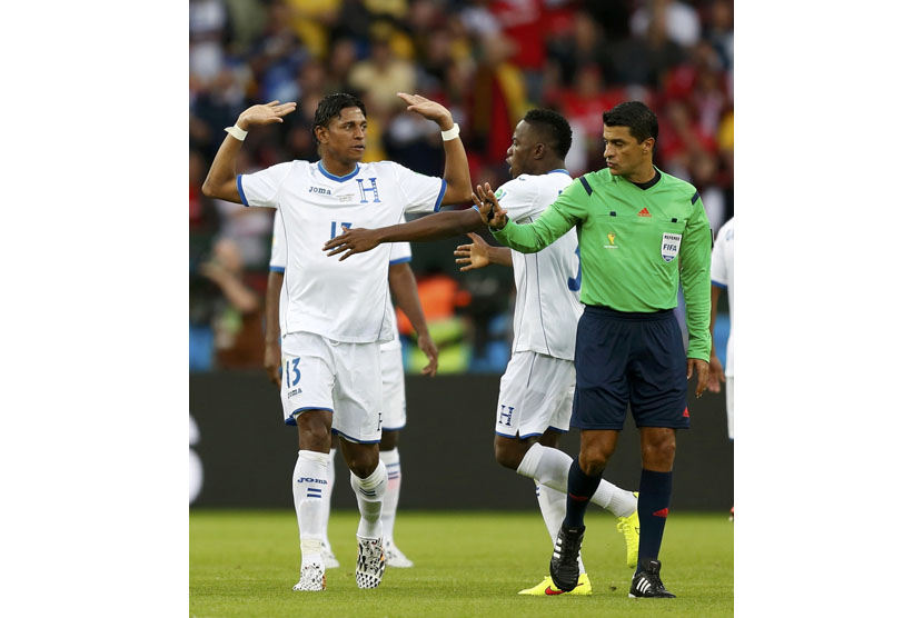 Honduras players argue with referee Sandro Ricci of Brazil after a controversial goal decision during their 2014 World Cup Group E soccer match against France at the Beira-Rio stadium in Porto Alegre June 15, 2014