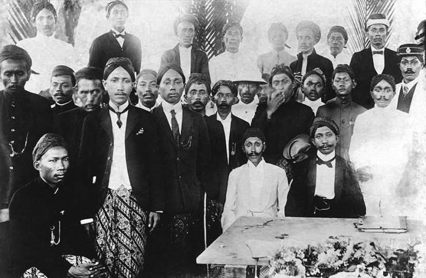 HOS Tjokro Aminoto bersama para anggota Syarikat Islam di awal 1900-an.