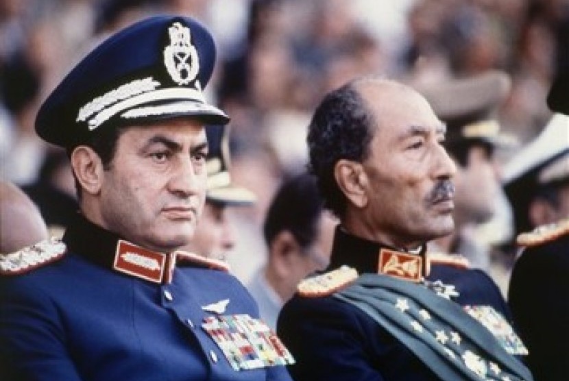 Anwar Sadat dibunuh dalam parade militer bersama sejumlah loyalisnya. Hosni Mubarak saat masih menjabat Wakil Presiden, berdampingan dengan Presiden Anwar Sadat (6 Januari 1981)