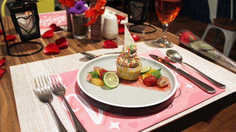 Hotel 1O1 URBAN Jakarta Kelapa Gading hadir menawarkan paket makan malam romantis di Komunal Restoran. Dengan harga hanya Rp 350 ribu per net per pasangan sudah termasuk empat course dinner, pairing sparkling dan mawar.
