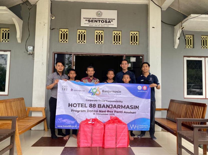 Hotel 88 Banjarmasin pun turut serta dalam kegiatan perayaan ini, salah satunya dengan mengadakan kegiatan Corporate Social Responsibility (CSR) dengan membagikan nasi kotak kepada tiga panti asuhan di sekitar Banjarmasin.