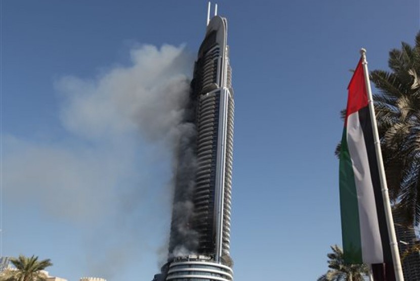 Hotel Address Downtown yang terbakar di Dubai, Jumat (1/1). 