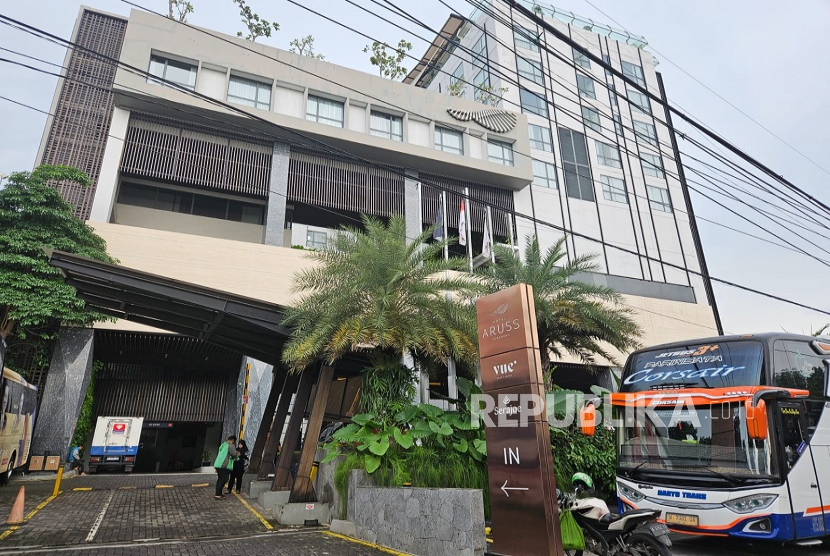 Hotel Aruss Semarang. Polisi sita Hotel Aruss Semarang karena diduga terkait tindak pidana pencucian uang (TPPU) dari judi daring atau judi online (judol). 