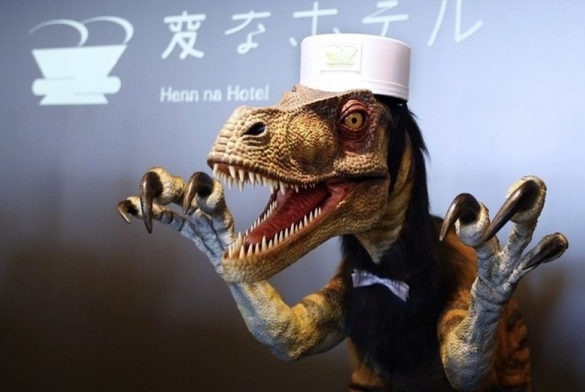 Hotel di jepang mempekerjakan robot dinosaurus di bagian resepsionis. Amikom Yogyakarta menghadirkan profesor pakar robot asal Jepang.