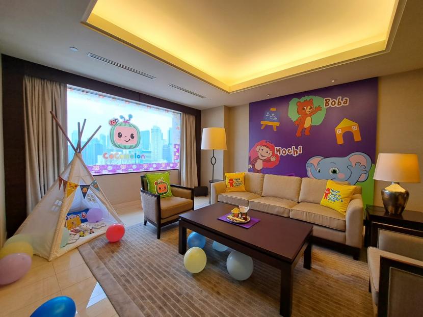 Hotel Fairmont Jakarta menghadirkan 12 kamar spesial bertema CoComelon untuk menyasar konsumen keluarga.