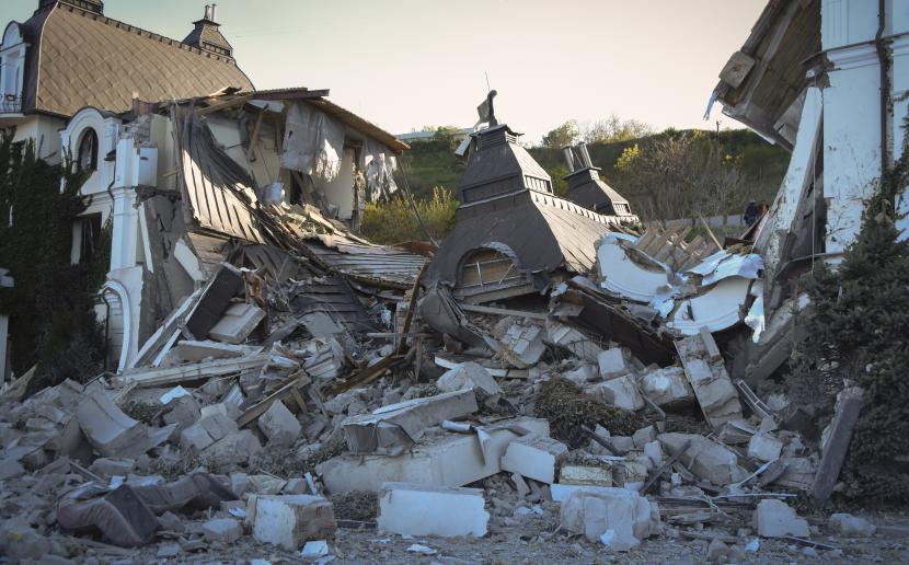 Hotel Grande Pettine dihancurkan oleh rudal di Odessa, Ukraina, Ahad, 8 Mei 2022. Tentara Rusia pada hari Ahad menghantam Odessa dengan tiga rudal, dua di antaranya mengenai pemukiman penduduk.