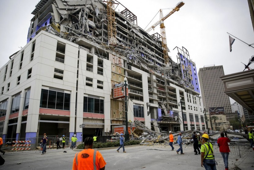 Hotel Hard Rock yang sedang dalam pembangunan ambruk di New Orleans, AS, Sabtu (12/10). Sebanyak satu orang meninggal dalam insiden itu.