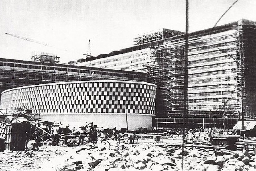 Hotel Indonesia saat pembangunan. 