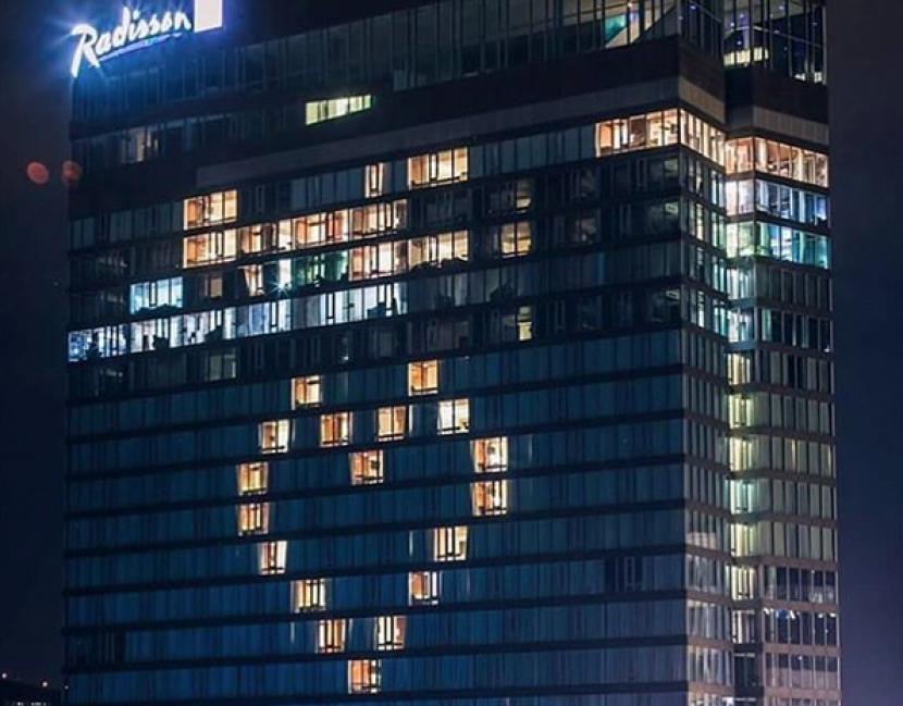 Hotel Radison Blu menyalakan lampu kamarnya dengan susunan membentuk simbol hati untuk memberikan semangat bagi perjuangan melawan pandemi penyakit yang disebabkan oleh infeksi virus corona tipe baru.