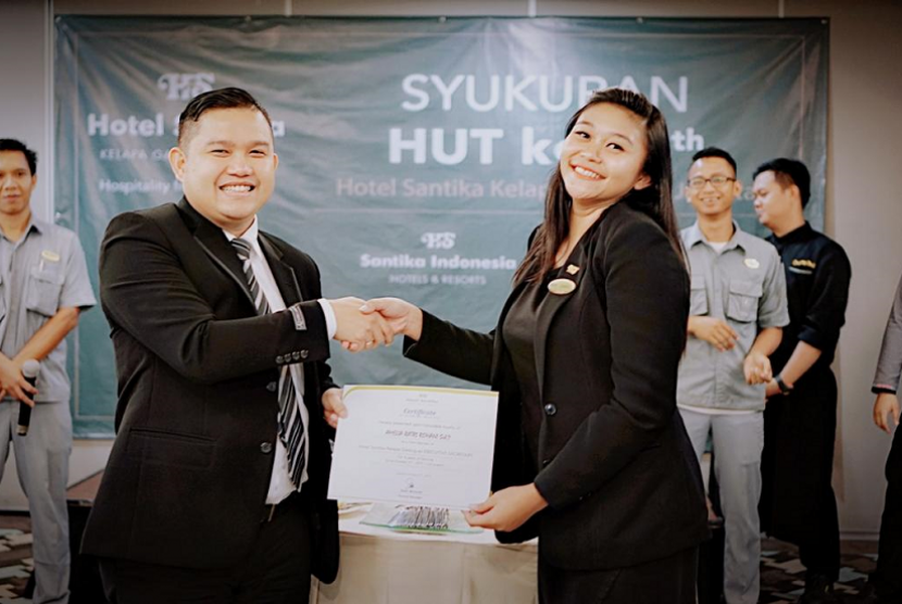 Hotel Santika Kelapa Gading memberikan penghargaan “4th service & the loyal employee”, dalam rangka perayaan empat tahun berkiprah.