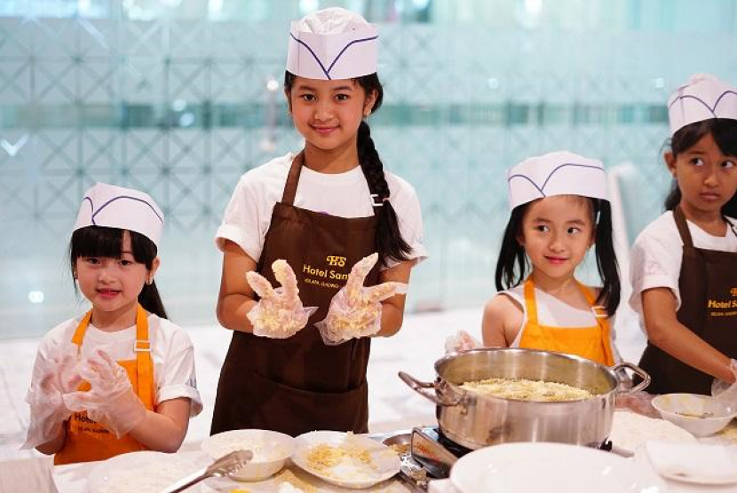 Hotel Santika Kelapa Gading menggelar cooking class untuk anak-anak.