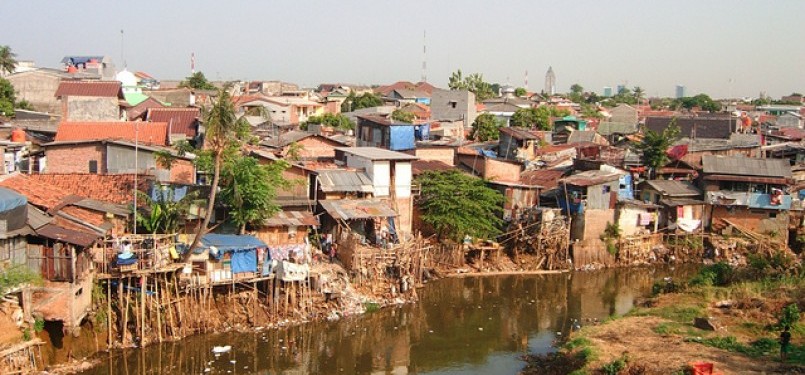 Housing in the slums on the banks of the Ciliwung river (illustration).