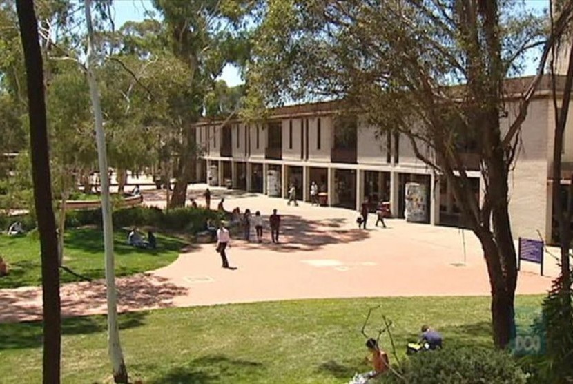 Hoyle diberhentikan sementara dari posisinya sebagai dosen hukum di Universitas Canberra sejak Juli.