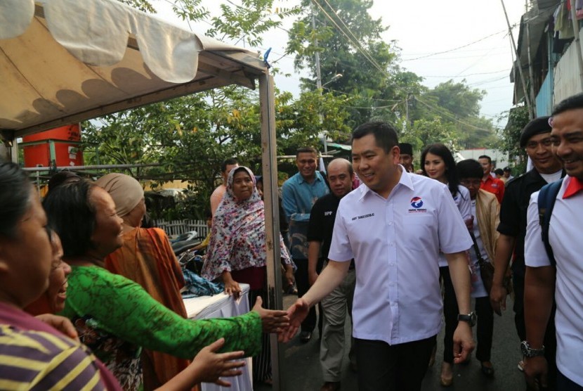 HT didampingi Liliana Tanoesoedibjo meninjau bazar murah.