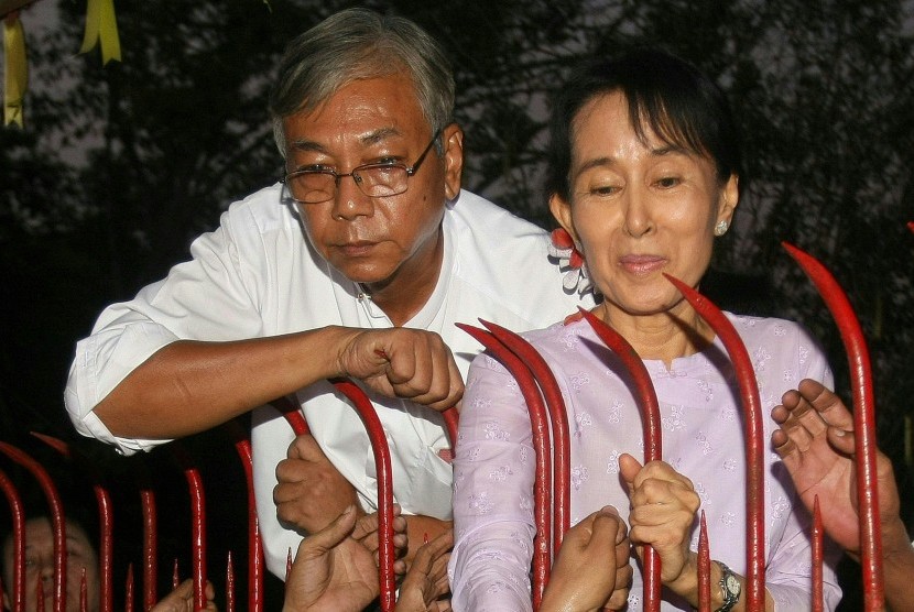 Htin Kyaw (kiri), tokoh senior Liga Nasional untuk Dmeokrasi Myanmar bersama Aung San Suu Kyi sat ia dibebaskan dari tahanan rumah pada 13 November 2010.