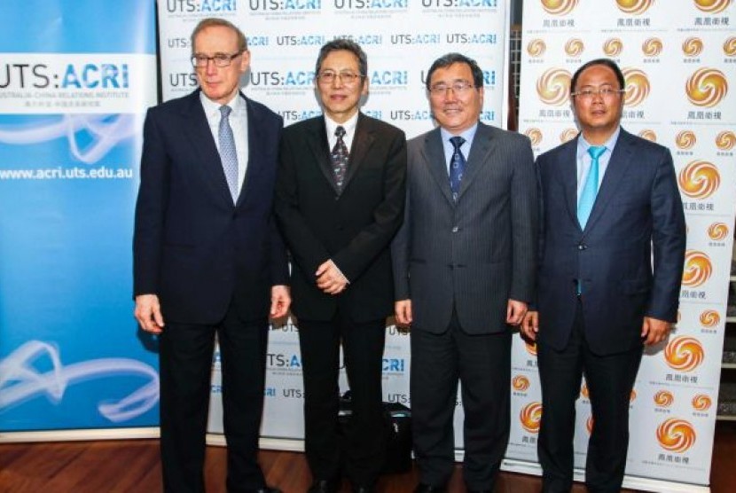 Huang Xiangmo (kanan) menyumbang 1,8 juta dolar AS untuk mendirikan lembaga penelitian yang dipimpin Bob Carr.