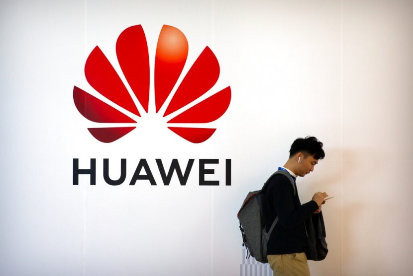 Huawei(AP Photo/Mark Schiefelbein)