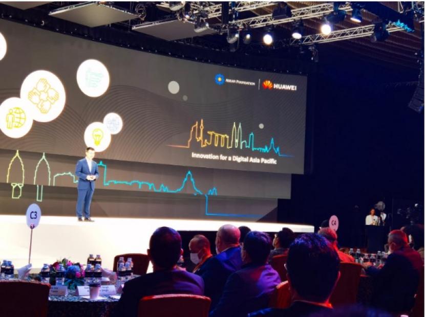 Presiden Huawei Asia Pasifik, Simon Lin, menjelaskan soal transformasi digital di kawasan Asia-Pasifik. Infrastruktur digital memiliki peran yang sangat penting.