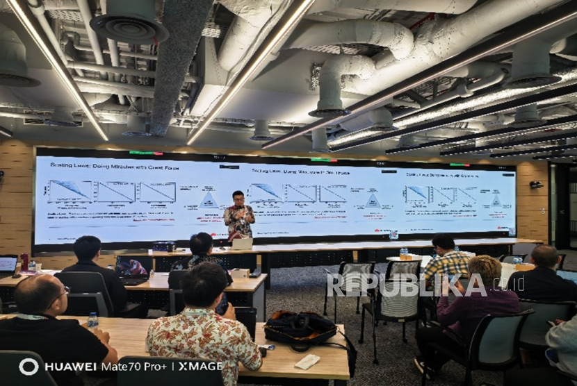 Huawei Cloud Indonesia menyelenggarakan pelatihan inovasi teknologi AI untuk calon customer dan mitra sebagai bagian dari perkenalan solusi full-stack untuk mengakselerasi transformasi cerdas bagi institusi pemerintah dan perusahaan di Indonesia.