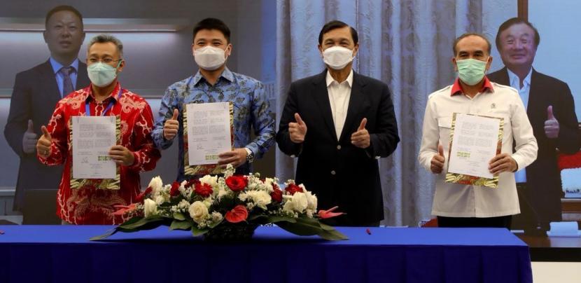 Huawei memperbarui MoU dan perjanjian kerja sama dengan badan keamanan siber tertinggi negara, Senin (27/9).  Huawei Indonesia kembali menegaskan komitmennya untuk berbagi pengetahuan keamanan siber melalui pembaruan MoU mengenai kerja sama tripartit keamanan siber dengan badan keamanan siber tertinggi di Indonesia, Badan Siber dan Sandi Negara Republik Indonesia (BSSN) dan Institut Teknologi Del (IT Del).