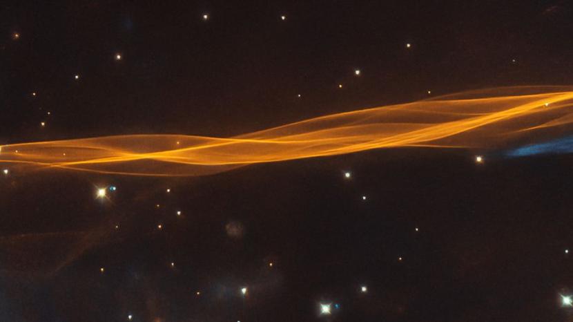 Hubble menangap pita oranye yang merupakan  sisa-sisa bintang mati yang meledak dalam supernova sekitar 10.000 hingga 20.000 tahun lalu.