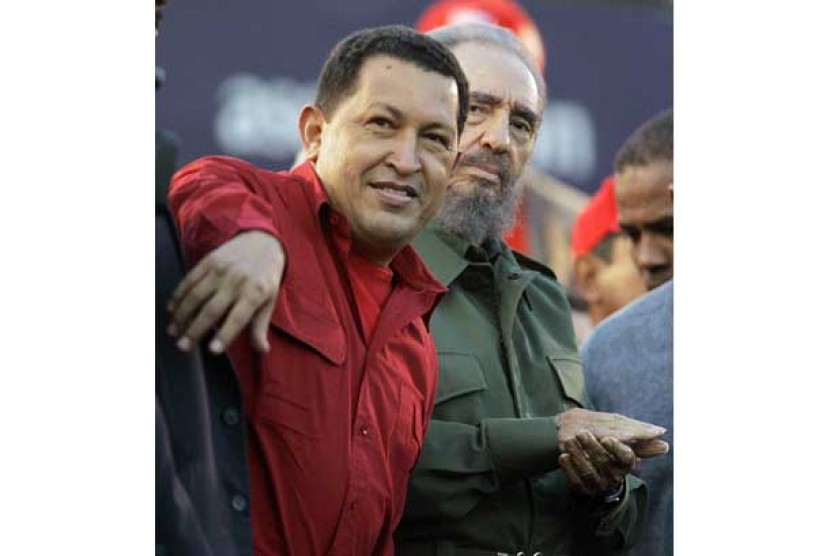 Hugo Chavez  (kiri) bersama Fidel Castro.