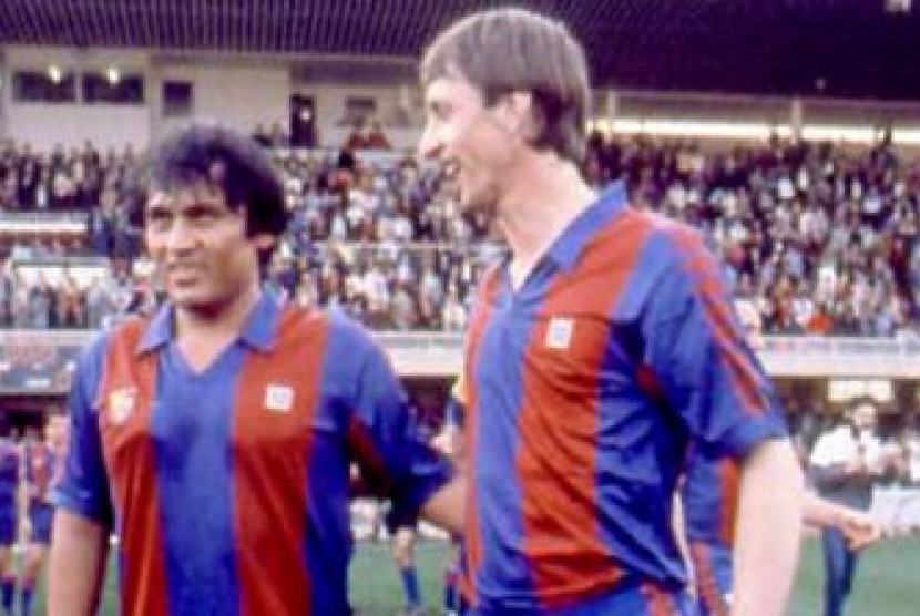 Hugo Sotil (kiri) dan Johan Cruyff.