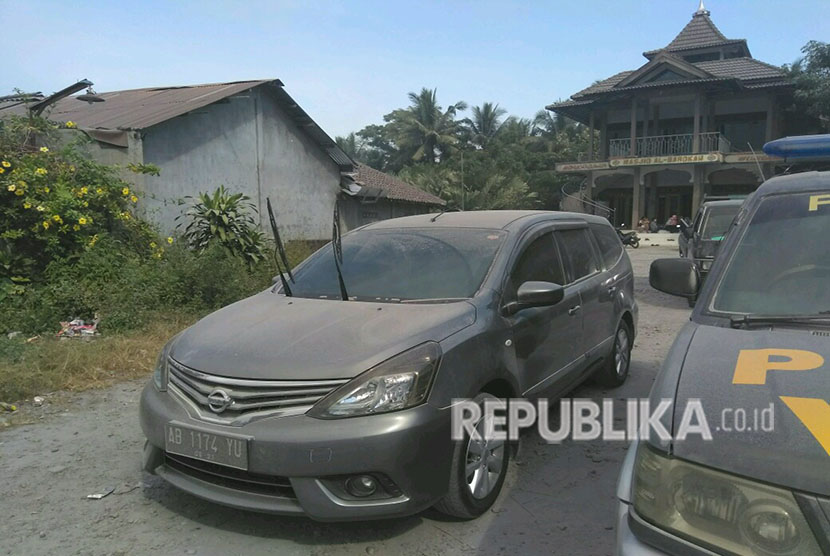 Hujan abu melanda sekitaran Kecamatan Pakem, Kabupaten Sleman, DIY, Jum'at (11/5) pagi.  Masyarakat sekitaran Gunung Merapi telah diimbau menjauhi  radius 3-5 kilometer dari puncak Merapi.