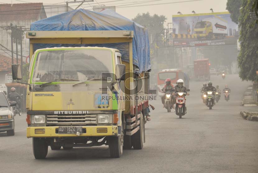Hujan abu vulkanis pekat dampak eripsi. Gunung Kelud mengguyur ibu kota Kabupaten Semarang. Unggaran, (14/2)