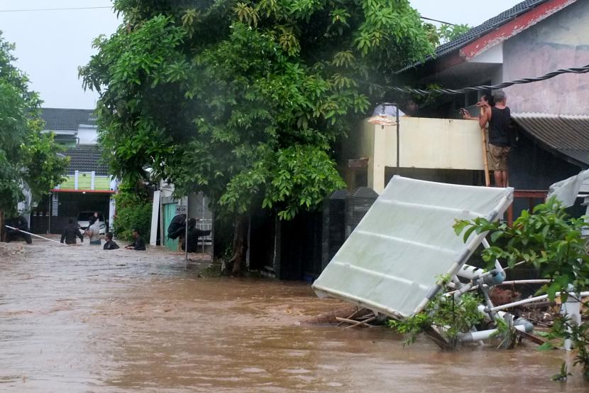 Hujan dengan intensitas sedang hingga lebat yang terjadi disebagian wilayah di Jember, menyebabkan saluran air tidak mampu menampung debit air yang mengakibatkan sekitar 100 rumah warga terendam.