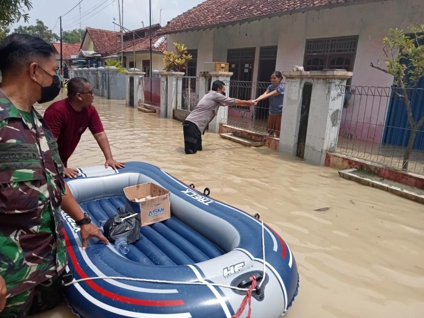 Hujan dengan intensitas tinggi di Kabupaten Cirebon, telah menyebabkan debit air sungai meluap dan limpas ke permukiman warga.