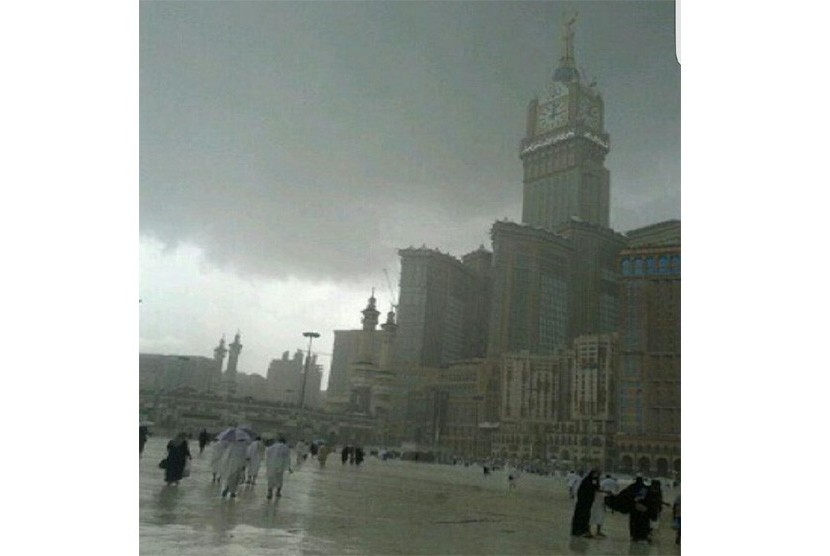 Hujan deras dan angin kencang melanda Makkah, Arab Saudi, Selasa (17/11).