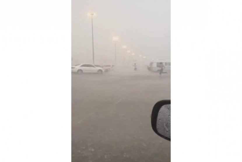 Hujan deras dan angin kencang yang melanda Jeddah, Arab Saudi. 