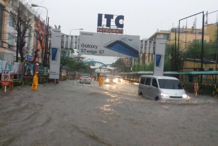 Hujan deras di Jakarta pada Jumat (11/11) sore membuat banjir di sejumlah titik di Jakarta, salah satunya di Perempatan ITC Fatmawati, Jakarta Selatan.