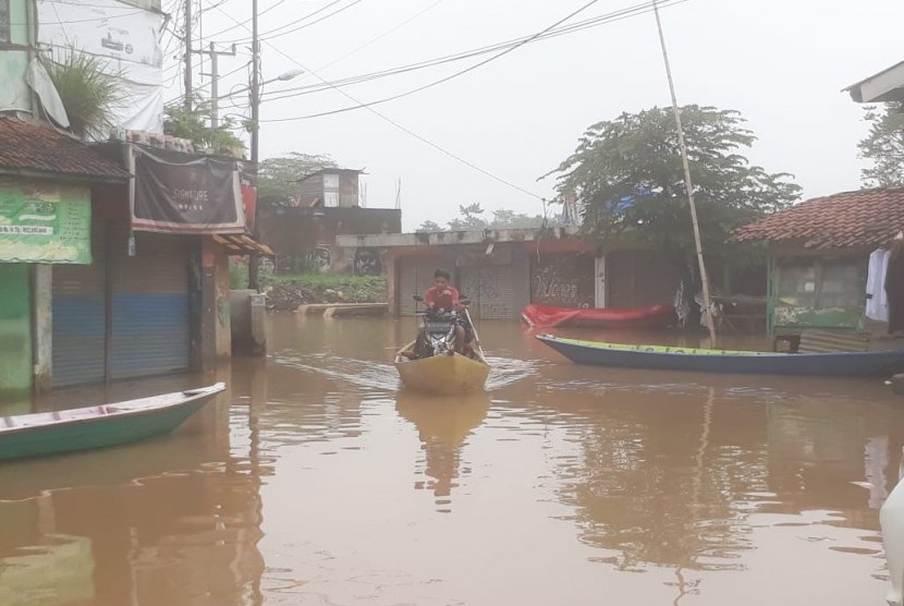 Hujan deras di Kabupaten Bandung, Sabtu (2/3) sore hingga Ahad (3/3) dini hari menyebabkan Sungai Citarum meluap dan merendam permukiman. (Republika/Fauzi Ridwan)