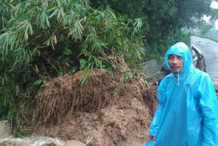 Hujan deras di wilayah Kabupaten Bandung, Ahad (1/3) sore menyebabkan sejumlah tebing di Kampung Sukalaksana, Desa Margamulya dan Kampung Cisarua, Desa Cisondari, Kecamatan Pasirjambu serta di Kampung Ciruntah, Pangalengan mengalami longsor. Selain itu, beberapa pohon tumbang di wilayah Soreang