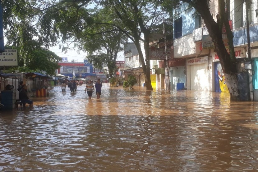 Hujan deras di wilayah Majalaya dan Pangalengan menyebabkan banjir kiriman ke wilayah Baleendah, Bojongsoang dan Dayeuhkolot, Kabupaten Bandung. Bupati mengatakan konsep pentahelix menjadi solusi atasi banjir di Bandung timur.