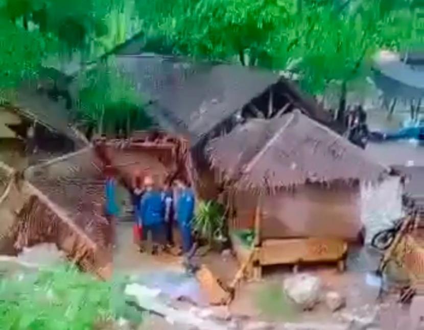 Hujan deras disertai angin kencang melanda Kota Depok , Jawa Barat, pada Kamis (2/6/2022) pukul 15.00 WIB hingga 16.30 WIB. Akibatnya sejumlah jalan tergenang air, beberapa pohon tumbang, dan terjadi tanah longsor yang menimbulkan dua korban jiwa.
