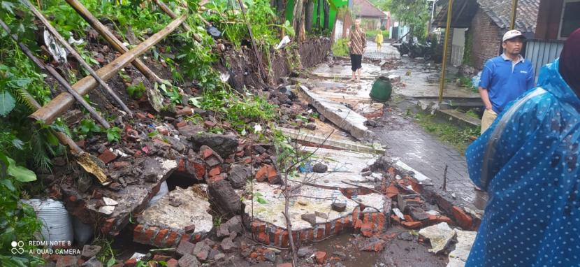 Seorang Warga Tewas Tertimpa Tembok Saat Hujan Deras di Kota Malang (ilustrasi)