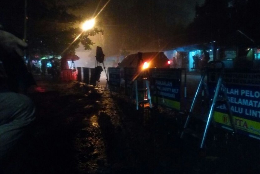 Hujan deras disertai angin kencang mewarnai proses persiapan eksekusi mati tahap tiga di Nusakambangan, Cilacap, Jawa Tengah, pada Kamis (28/7) malam. 