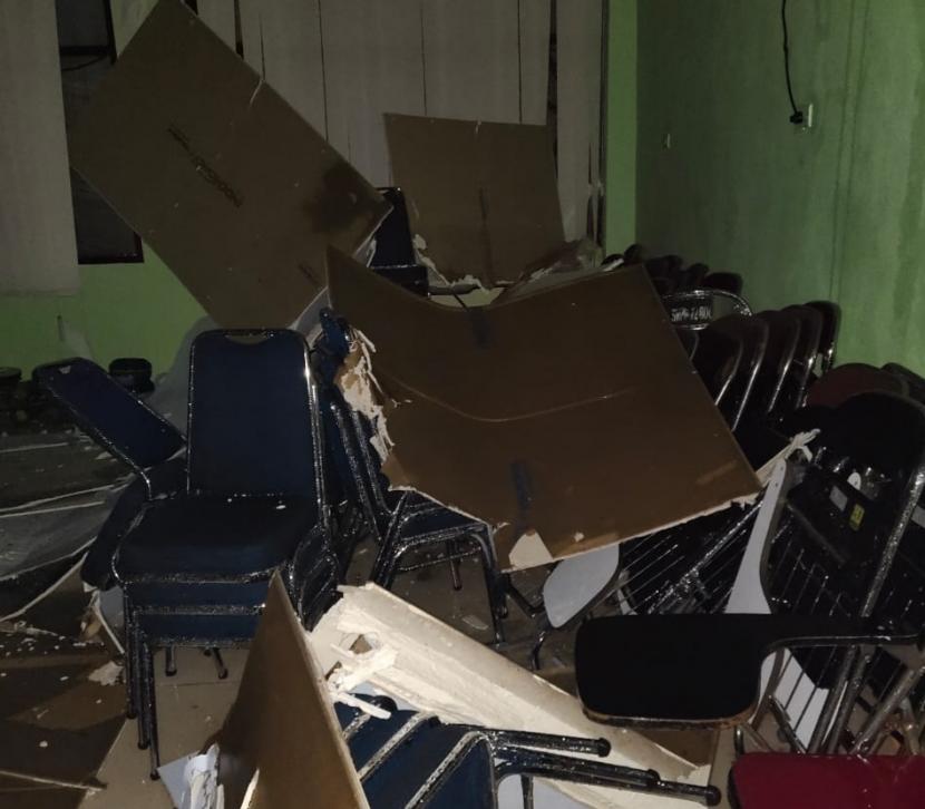 Hujan deras disertai angin kencang rusak bangunan sekolah dan banjir di Kota Bandar Lampung, Jumat (22/5).