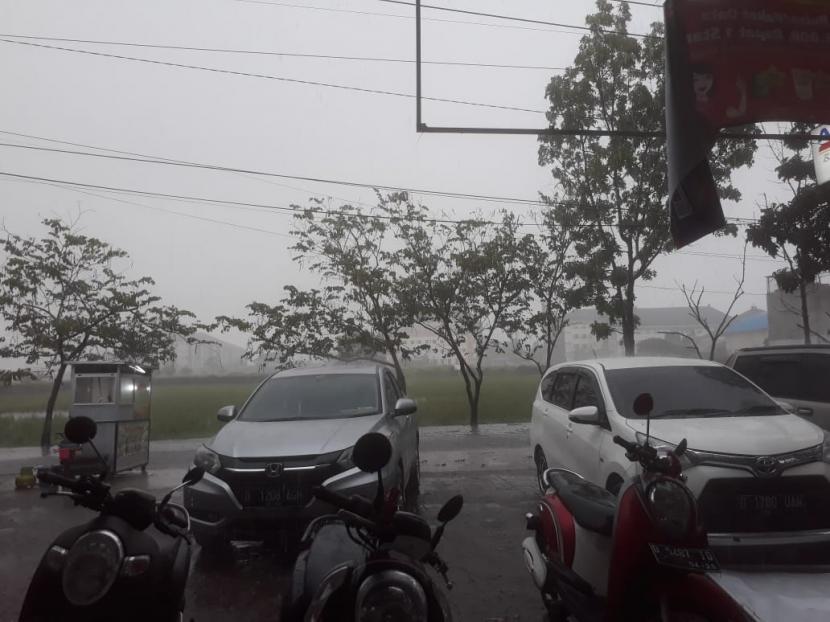 Hujan deras disertai bongkahan es kecil mengguyur wilayah Kota Bandung dan sekitarnya khususnya di wilayah Gedebage yang dimulai sekitar pukul 14.13 Wib. Hujan saat ini masih berlangsung dan semakin deras serta lebat. 