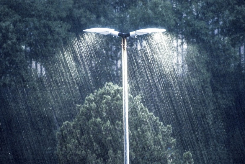 BPBD Kota Yogyakarta melakukan uji coba early warning system (EWS) sebagai persiapan dan antisipasi menjelang masuknya musim hujan. (Ilustrasi hujan deras)