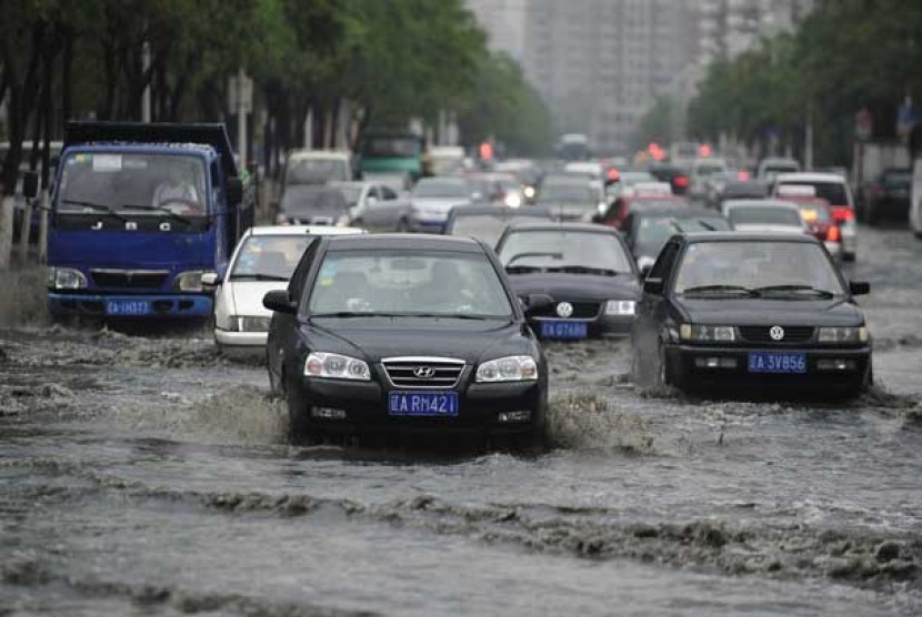  Hujan deras membuat jalan raya banjir di Shenyang, provinsi Liaoning, Cina.