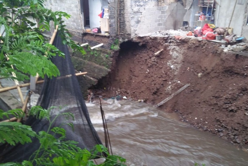 Hujan deras memutus akses Kampung Laladon Wates dan Kampung Selahuni, Sabtu (11/11), Kecamatan Ciomas, Kabupaten Bogor. 