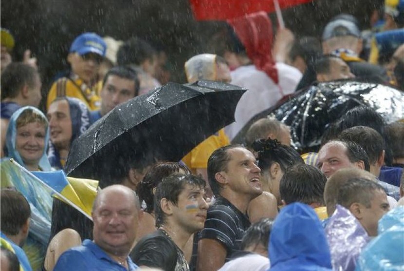 Hujan deras mengguyur Donbass Arena, Donetsk, saat tuan rumah Ukraina menghadapi Prancis di laga Grup D Piala Eropa pada Jumat (15/6).