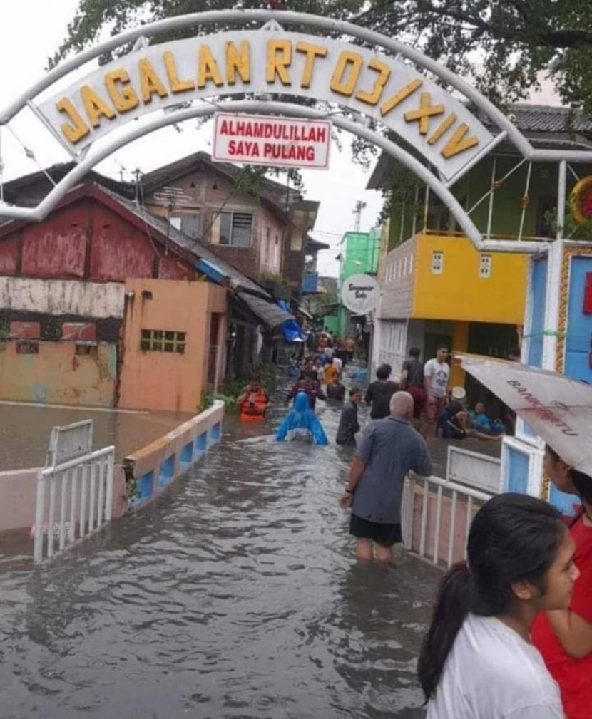 Hujan deras menyebabkan sejumlah daerah di Kota Solo terendam air.