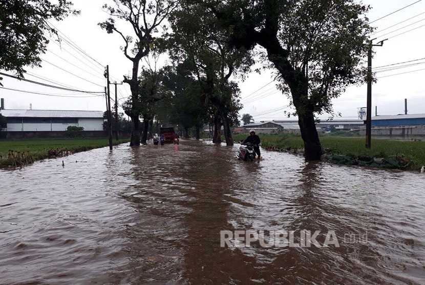 Hujan deras sejak Senin malam hingga Selasa pagi (21/2) mengakibatkan ruas jalan Raya Laswi Biru, Desa Biru, Kecamatan Majalaya, Kabupaten Bandung tergenang banjir. Akses jalan sempat lumpuh total.
