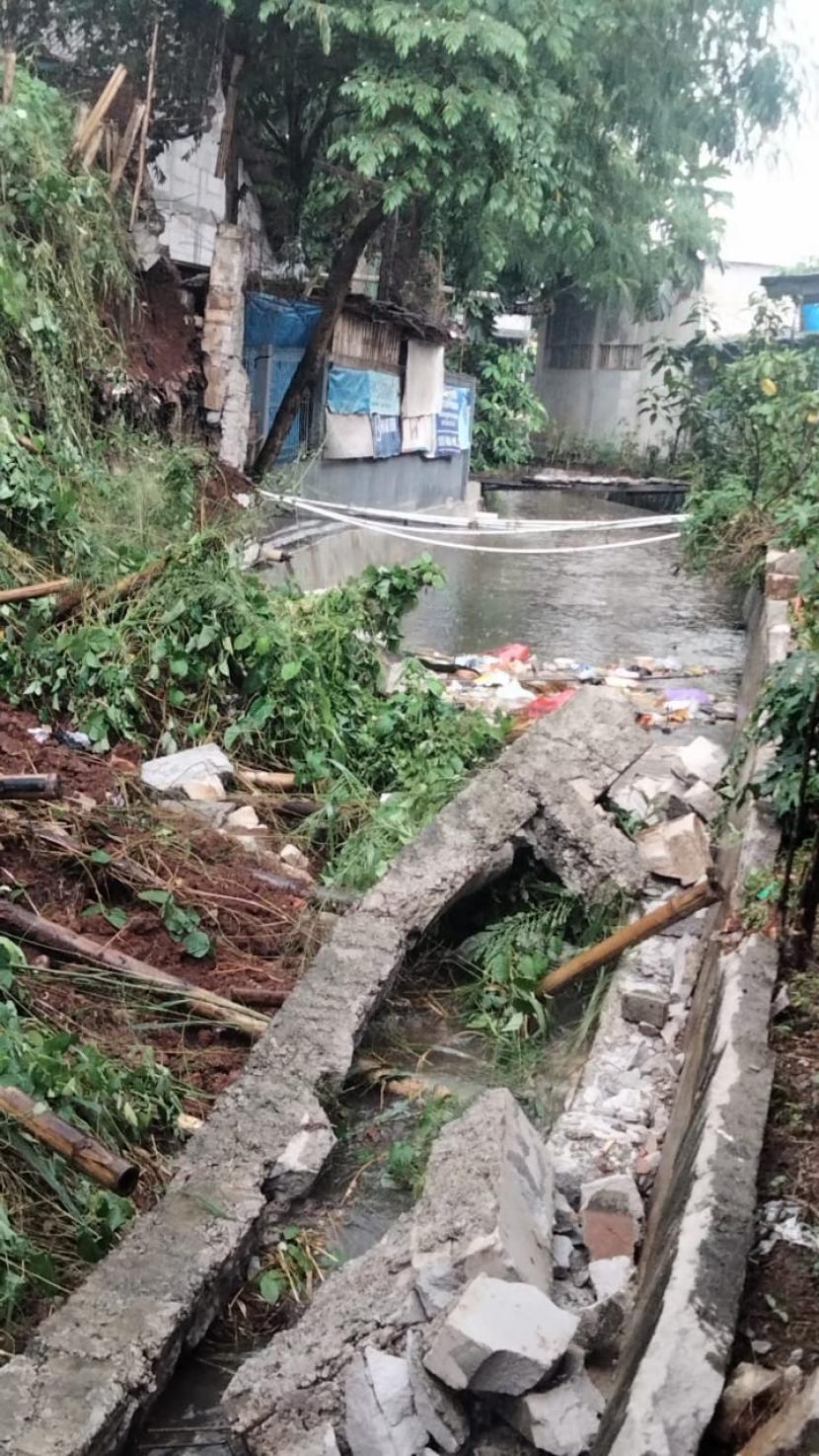 Hujan Deras, Turap Dekat Makam di Tapos Longsor. Foto: Puing longsoran turap di Kelurahan Sukamaju Baru, Tapos, Kota Depok, Rabu (27/10).