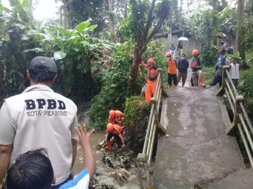 Hujan deras yang melanda Kota Sukabumi menyebabkan sebuah jembatan lingkungan roboh di Kelurahan Benteng, Kecamatan Warudoyong.